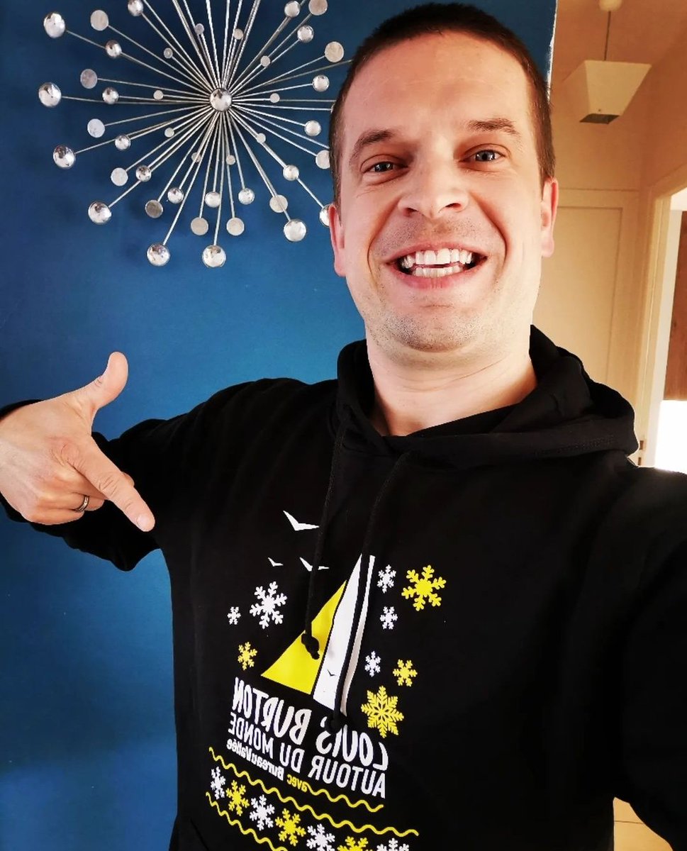rony035's tweet photo. Merci @louisburton_off pour ce superbe pull. Fier de porter les couleurs de @bureauvallee_officiel.
#louisburton #Imoca #bureauvallee #pullnoel https://t.co/zXcFtBTddM