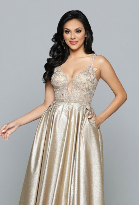 SparkleProm's tweet photo. The top of this gown is so beautiful  😍 

 https://t.co/cU3rDLG62f https://t.co/REK8rDMZ12