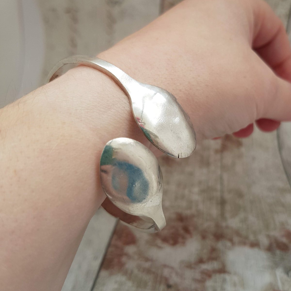 martisanne's tweet photo. Silver spoon bracelet, silverware bracelet, spoon jewelry, silver plated bangle, boho bracelet, spoon theory gift, upcycled flatware, E1 https://t.co/ztIvXpGoeq #TMTinsta #EtsyTeamUnity #SilverPlatedBangle https://t.co/x3I0ArwSPJ