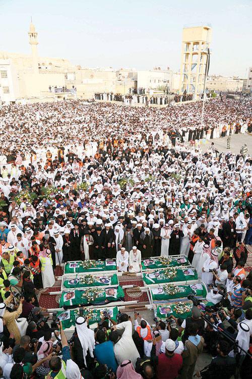 HafizHassanQad1's tweet photo. Barbaric beheading of 81 men by KSA monarchs for dissenting is a heinous crime. It'll lead to overthrow of monarchy. God's vengeance is undoubtedly dreadful. Shocking silence of standard-bearers of HR on this cruelty has exposed their double standards. #SaudiArabia #SaudiTerror https://t.co/F7L6nLIdiN