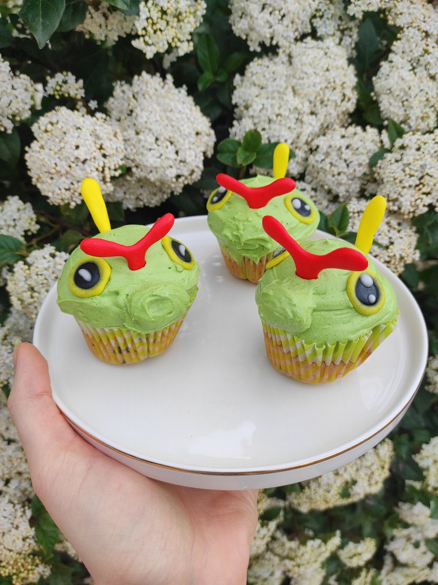 NymphyArt's tweet photo. Thursday I made Caterpie cupcakes for a friend.
Composed of :
-Madeleine muffin
-Choco/Hazelnut spread heart -Pistachio mousseline cream
-Raspberry coulis interior
-Sugar details.
That's actually a lot of work but so yummy 🥰
#Caterpie #Chenipan #キャタピー #Pokemon #CupCakes https://t.co/CGrObKsYI0
