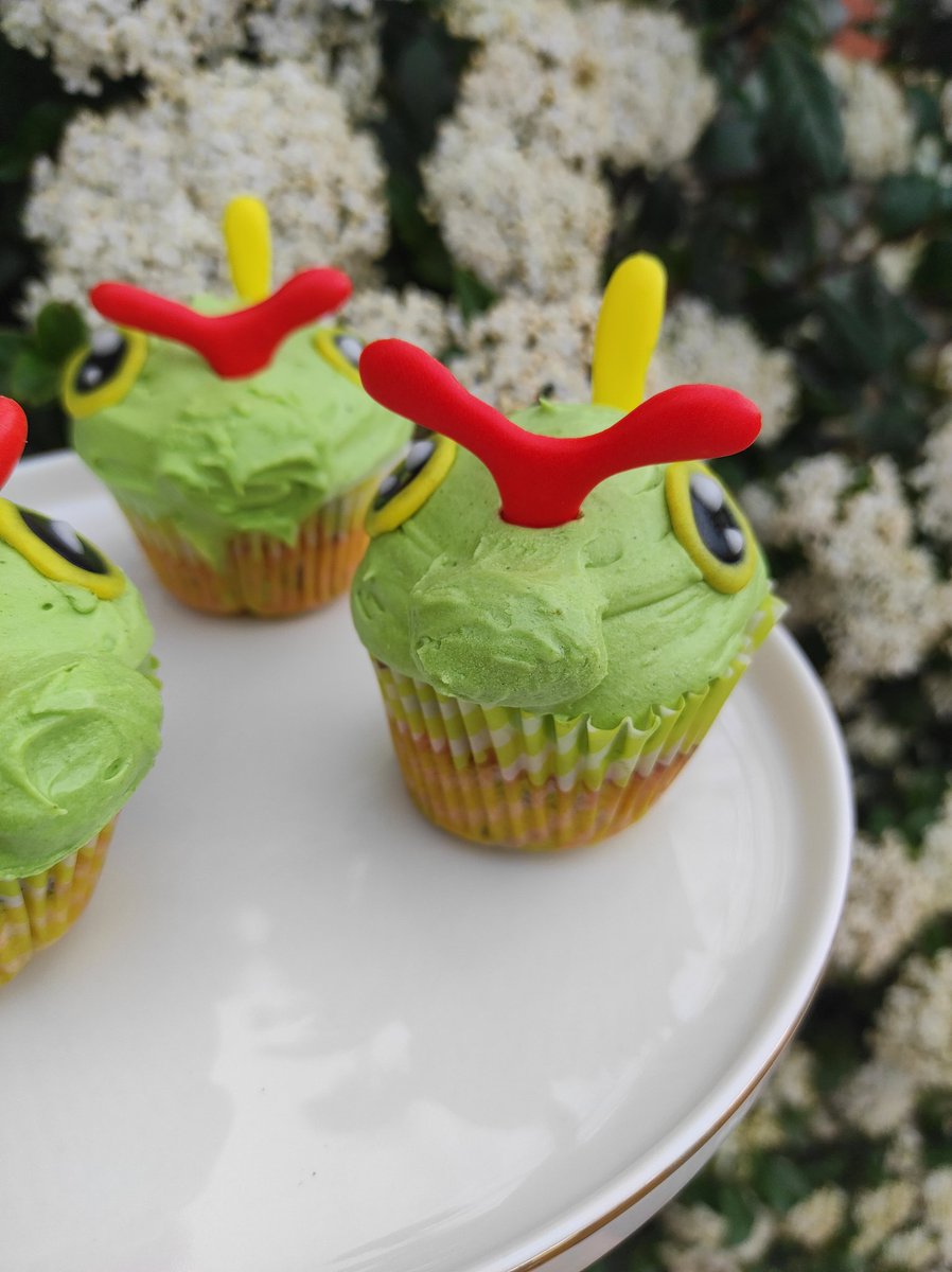 NymphyArt's tweet photo. Thursday I made Caterpie cupcakes for a friend.
Composed of :
-Madeleine muffin
-Choco/Hazelnut spread heart -Pistachio mousseline cream
-Raspberry coulis interior
-Sugar details.
That's actually a lot of work but so yummy 🥰
#Caterpie #Chenipan #キャタピー #Pokemon #CupCakes https://t.co/CGrObKsYI0