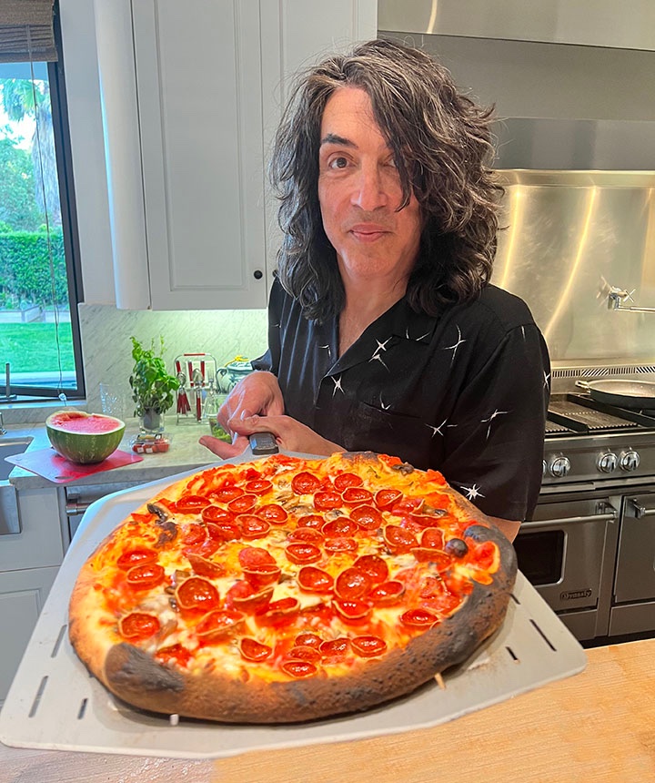 PaulStanleyLive's tweet image. Having friends over and making some awesome pizzas. Are you hungry?? What do you like on yours? @OoniHQ