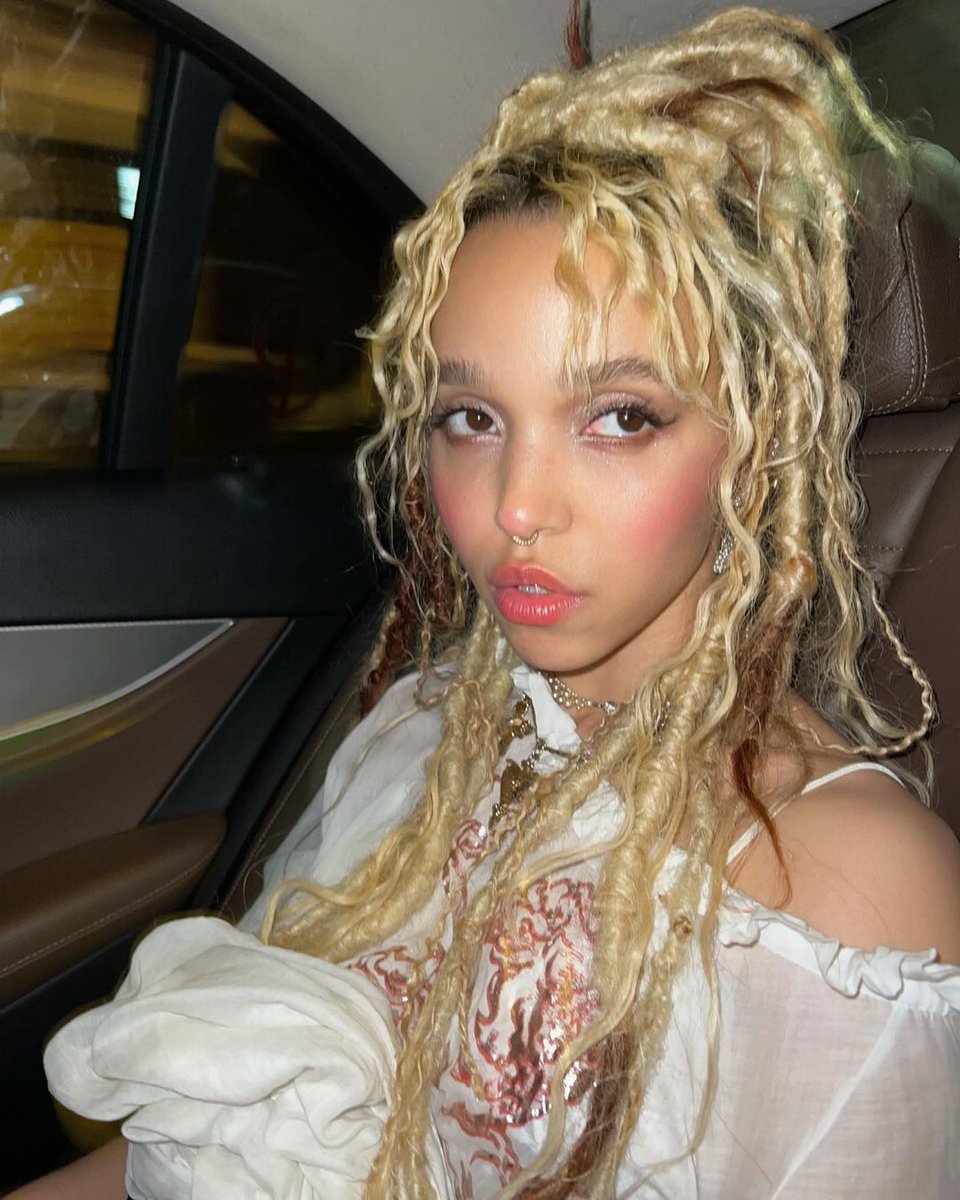 FKA twigs tweet media