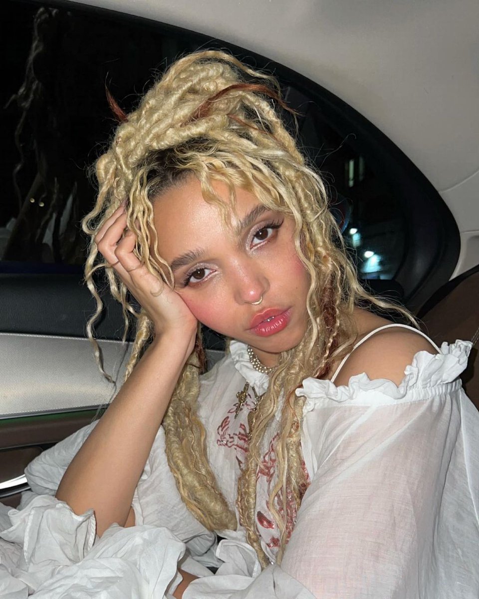 FKA twigs tweet media