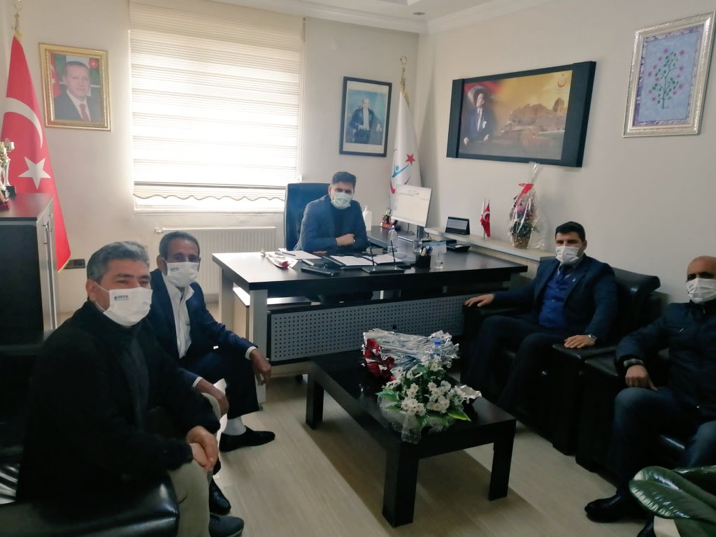 diyarbakirdeva's tweet photo. Çermik İlçe Başkanlığımızın, 14 Mart Tıp Bayramı vesilesiyle Çermik Devlet Hastanesi BaşHekimi Dr. Hacı Murat Yıldızhan'ı makamında ziyaret edip,kendisinin ve hekimlerimizin tıp bayramını kutladılar.
#14MartTıpBayramı https://t.co/CD6vXV41JM