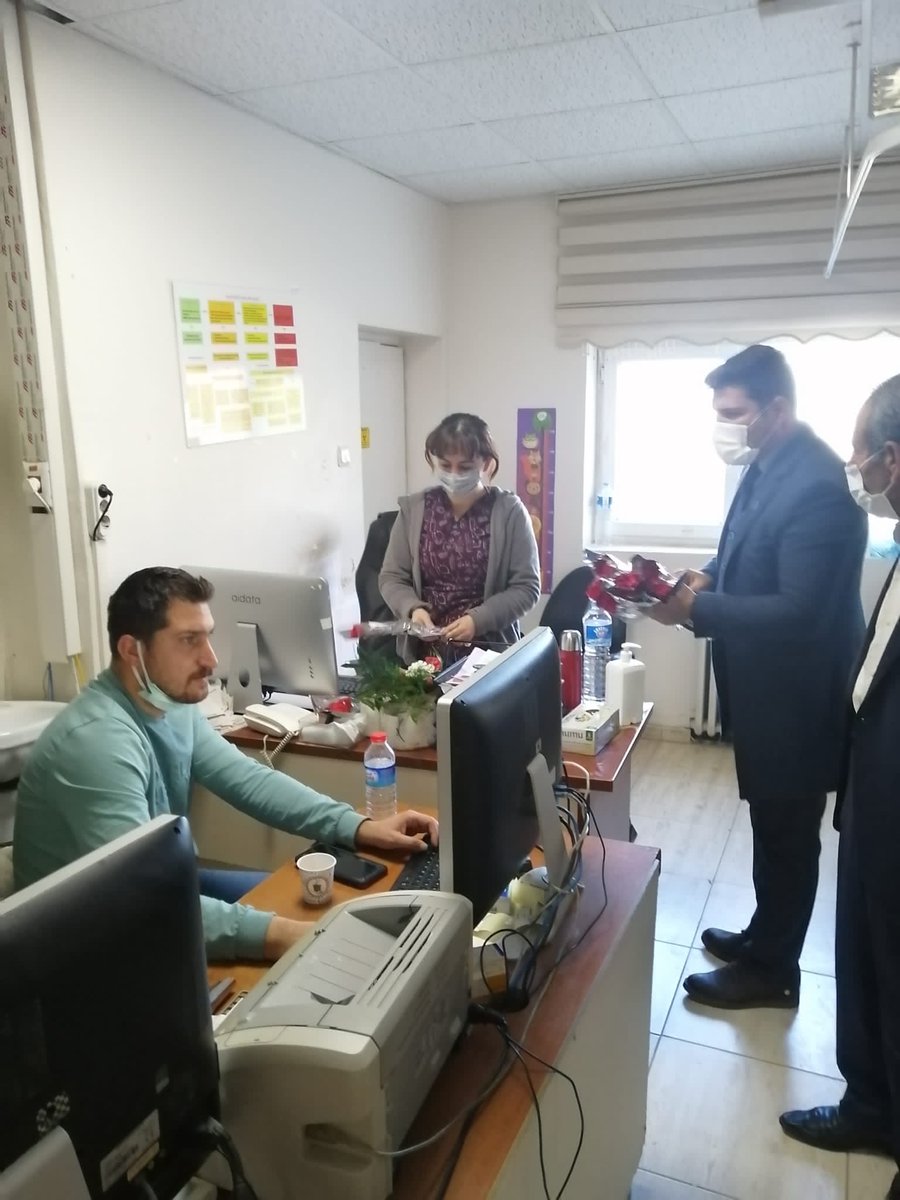 diyarbakirdeva's tweet photo. Çermik İlçe Başkanlığımızın, 14 Mart Tıp Bayramı vesilesiyle Çermik Devlet Hastanesi BaşHekimi Dr. Hacı Murat Yıldızhan'ı makamında ziyaret edip,kendisinin ve hekimlerimizin tıp bayramını kutladılar.
#14MartTıpBayramı https://t.co/CD6vXV41JM