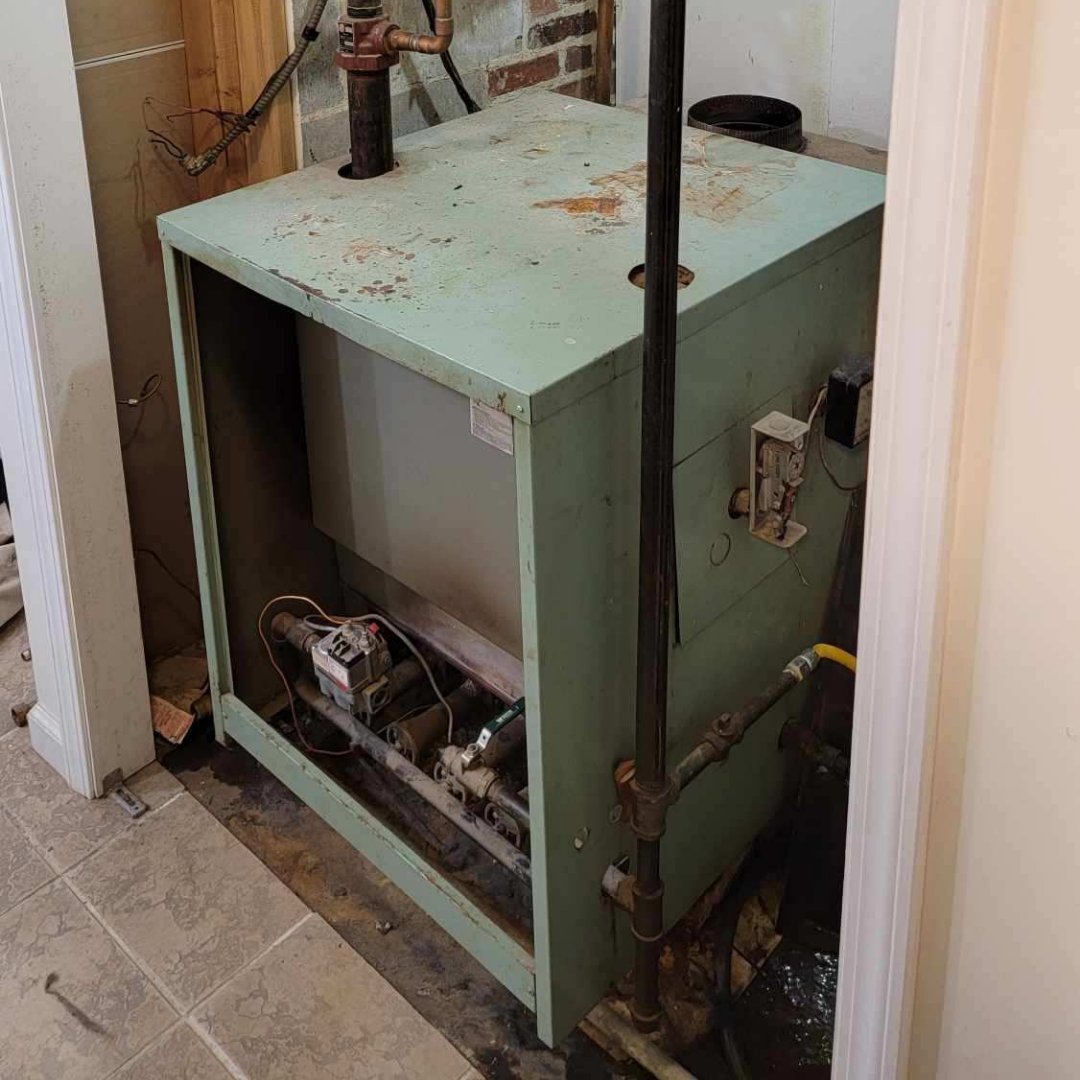 cartershvac's tweet photo. This old boiler was long overdue for a replacement. We also flushed the radiators and piping to ensure good water flow in this home, making this residence comfortable and work more efficiently with the new system! #before #after #beforeandafter #boiler #replacement #radiator https://t.co/dEkEEO2GLf