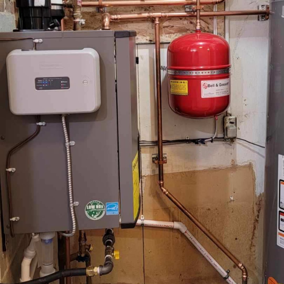 cartershvac's tweet photo. This old boiler was long overdue for a replacement. We also flushed the radiators and piping to ensure good water flow in this home, making this residence comfortable and work more efficiently with the new system! #before #after #beforeandafter #boiler #replacement #radiator https://t.co/dEkEEO2GLf
