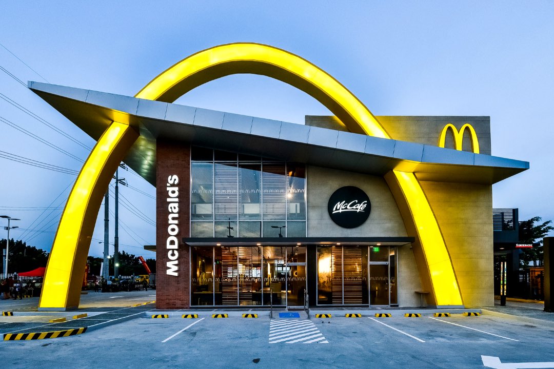 AbdullahMashat's tweet photo. سوق اسود لمنتجات ماكدونالدز في روسيا

وصل سعر برغر Big Mac الشهير من ماكدونالدز الى 36$—135 ريال في موقع Avito الروسي (نسخة مشابهة لموقع حراج وCraigslist)

السوق السوداء بدأت بعد قرار ماكدونالدز التوقف عن خدمة السوق الروسي واقفال 800 فرع https://t.co/zWCS4Fe4Ac
