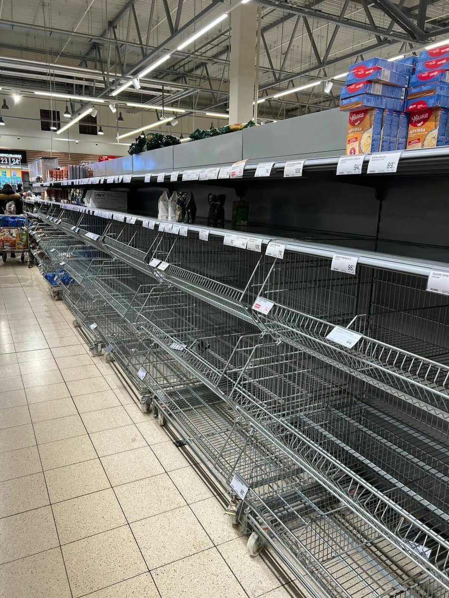 antiputler_news's tweet image. Полки в московских супермаркетах начали возвращаться к своему первозданному, советскому виду. 

россияне хотели повторить, вот теперь получают по полной.