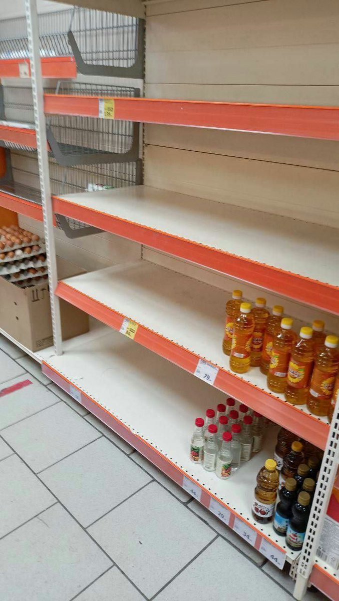 antiputler_news's tweet image. Полки в московских супермаркетах начали возвращаться к своему первозданному, советскому виду. 

россияне хотели повторить, вот теперь получают по полной.