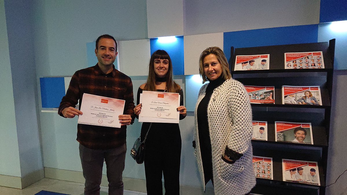 Ya sabéis que nos encanta reencontrarnos con antiguos alumnos y aún más si vienen a recoger su merecidísimo diploma. ¡Nos encanto veros de nuevo Laura Vierna  y Juan Luis Martínez!