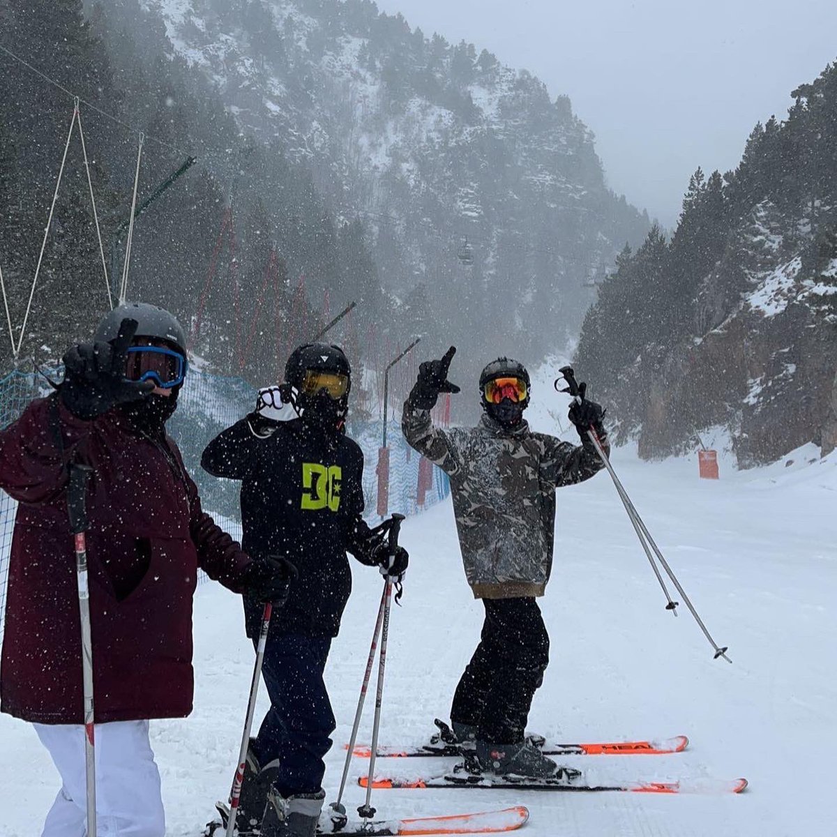 VedrunaTona's tweet photo. ESQUIADA NEVADA 🌨
Avui, l’alumnat de Secundària ha gaudit d’un dia a @SnowLaMolina . El temps no ha acompanyat gaire però ha estat ben aprofitat, ja sigui fent una primera esquida o perfeccionant-ne la tècnica.
S’han guanyat un sopar ben calent!
#SortidesEVT #SecundàriaEVT https://t.co/tR286Daaaj