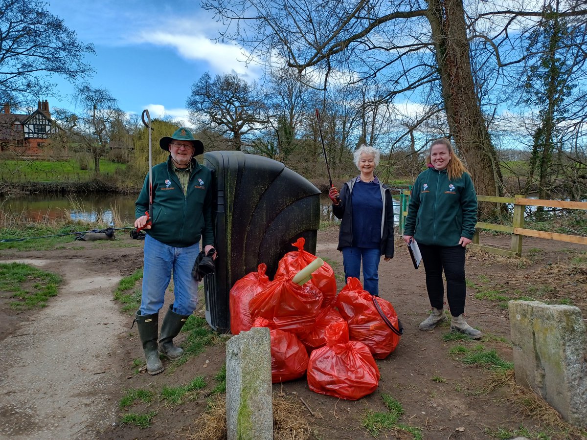 Today 5 volunteers & 2 staff collected 8 bags of litter weighing 39.41kg from the Dee riverbank between #Eccleston & #Chester for International Day of Action for Rivers (1/2)

#MillionMileClean #RiversUniteUs #ItShouldntBeInTheDee