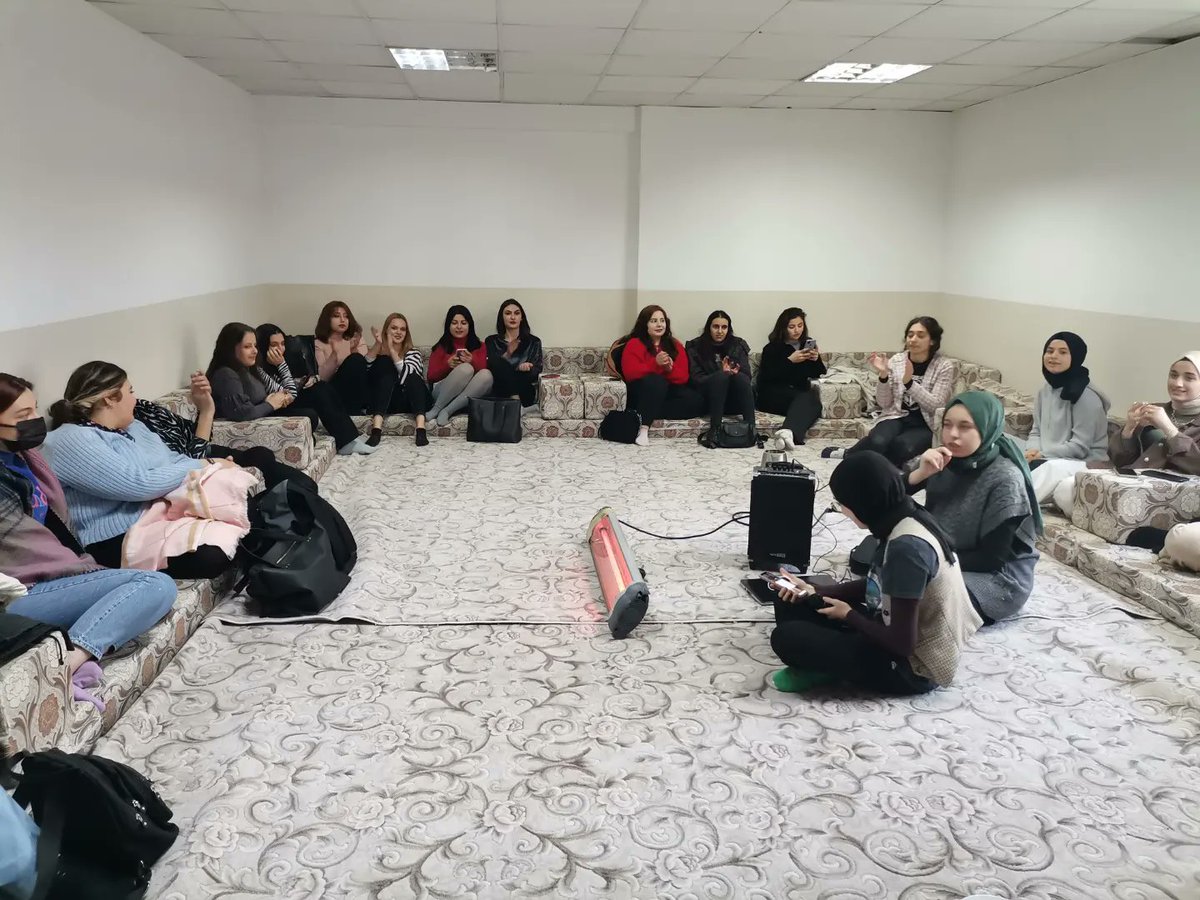 tugvanevsehir's tweet photo. Hanım Üniversite Koordinatörlüğümüz ve Yeniler Kulübü birlikteliğinde Hanım Kardeşlerimize özel Sıra Gecesi programı düzenlendi. Programa katılım sağlayan tüm kardeşlerimize teşekkür ederiz. 🤗

#İşimizGücümüzGençlik https://t.co/BLJaR6JVC4