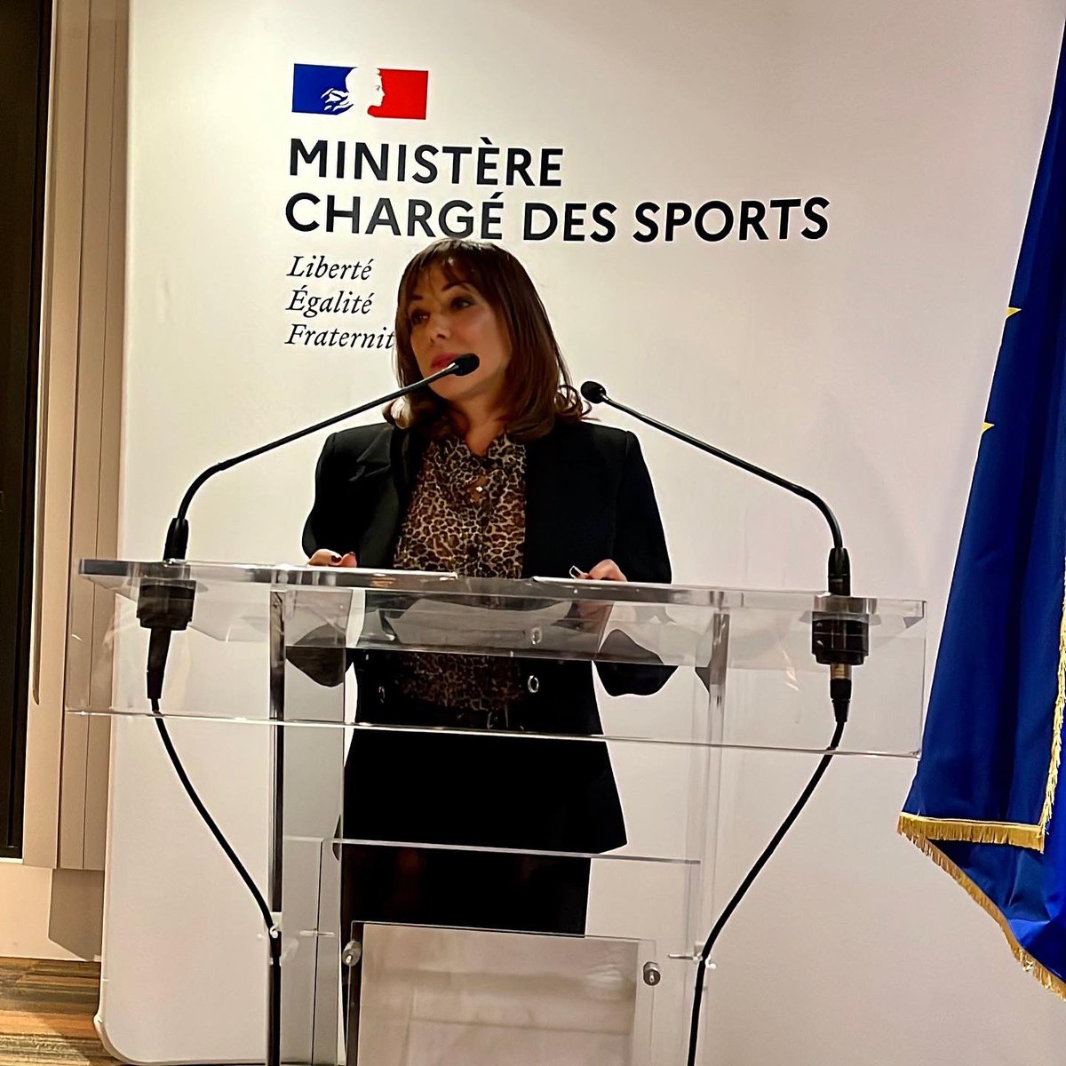 Vendredi, l’équipe d’#HolidayOnIce assistait, au Ministère des <a href="/Sports_gouv/">Ministère des Sports 🇫🇷</a>, et en présence de <a href="/RoxaMaracineanu/">Roxana Maracineanu</a> à une soirée en l'honneur de <a href="/Abitbol_sarah/">Sarah ABITBOL</a>. La Ministre des Sports a proposé que Sarah soit décorée de la légion d'honneur lors de la prochaine promotion 👏🏻