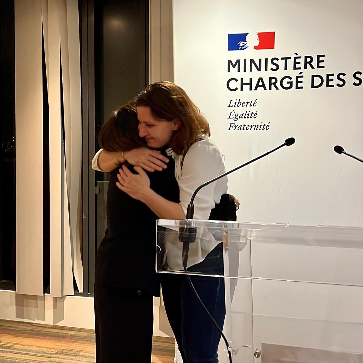 HolidayonIceFr's tweet photo. Vendredi, l’équipe d’#HolidayOnIce assistait, au Ministère des @Sports_gouv, et en présence de @RoxaMaracineanu à une soirée en l'honneur de @Abitbol_sarah. La Ministre des Sports a proposé que Sarah soit décorée de la légion d'honneur lors de la prochaine promotion 👏🏻 https://t.co/q2oL9Si9Hq