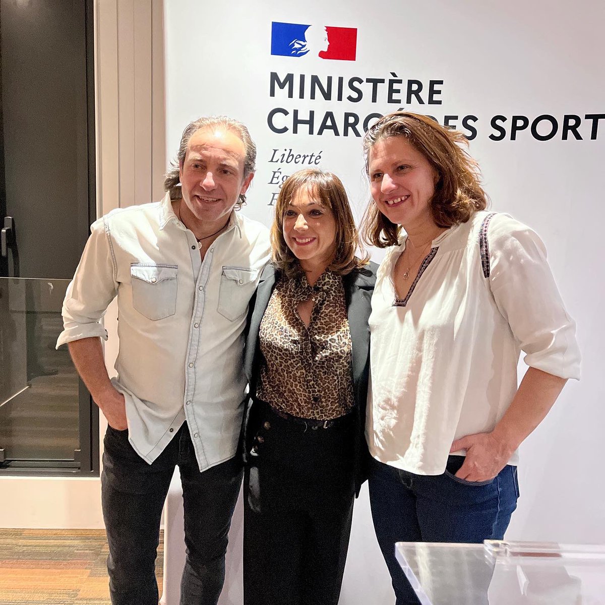 HolidayonIceFr's tweet photo. Vendredi, l’équipe d’#HolidayOnIce assistait, au Ministère des @Sports_gouv, et en présence de @RoxaMaracineanu à une soirée en l'honneur de @Abitbol_sarah. La Ministre des Sports a proposé que Sarah soit décorée de la légion d'honneur lors de la prochaine promotion 👏🏻 https://t.co/q2oL9Si9Hq