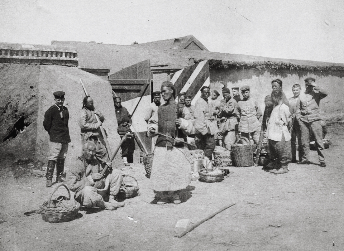 BoxerRebelProj's tweet photo. German troops listening to Chinese performers, including a blind singer playing the erhu, #Tongku/#Tanggu #塘沽, #Tianjin #天津, #China #中国, 1900. From a collection of German military snapshots. https://t.co/VQxCC5a1wM