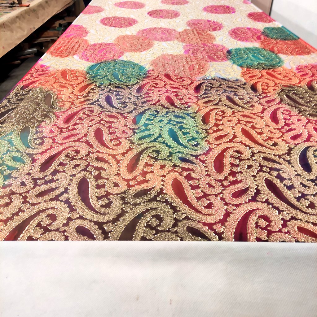 Heuro_draw's tweet photo. Hey friendos ! I am sorry I haven't been on twitter for ages. I hope all of my mut friends are ok and rocking it. It is mainly due to my new job which needed me to dedicate a lot of time to it. Here is one of the thing I do to paint patterns on fabrics. #silk #painting #patterns https://t.co/Hvb1ClaopF