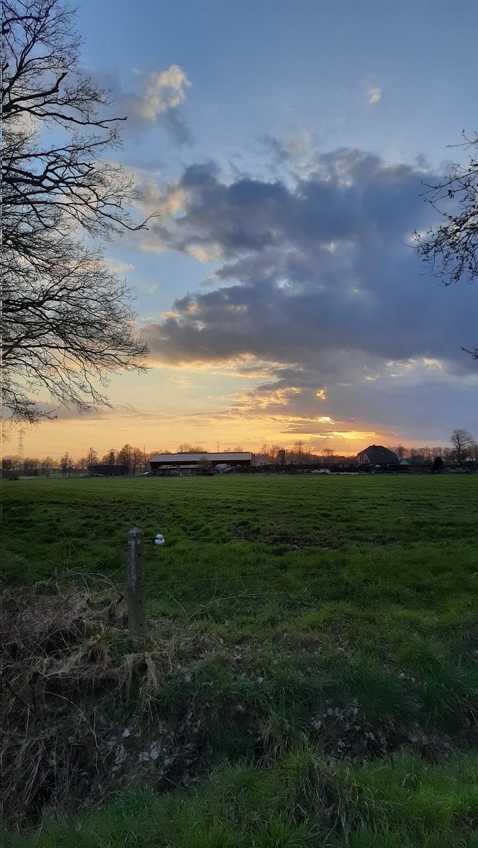 BraekenLisa's tweet photo. #vrtweer Beek 18u11 https://t.co/BIjOqC1UnP