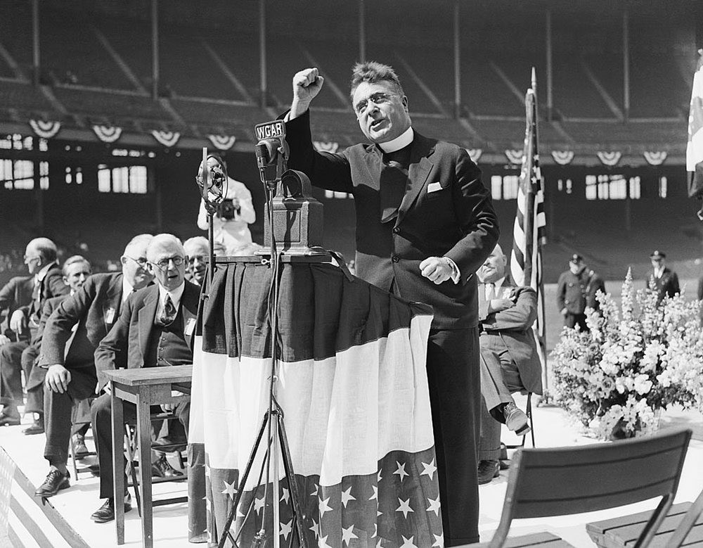 CLEHistory's tweet image. Fr. Coughlin addresses crowd at #MunicipalStadium, May 1936

Is @TuckerCarlson the new #FatherCoughlin ?  

✅ conspiracy theories 
✅ far right ideology
✅ sympathetic to authoritarian strongmen who invade their neighbors

Yep.