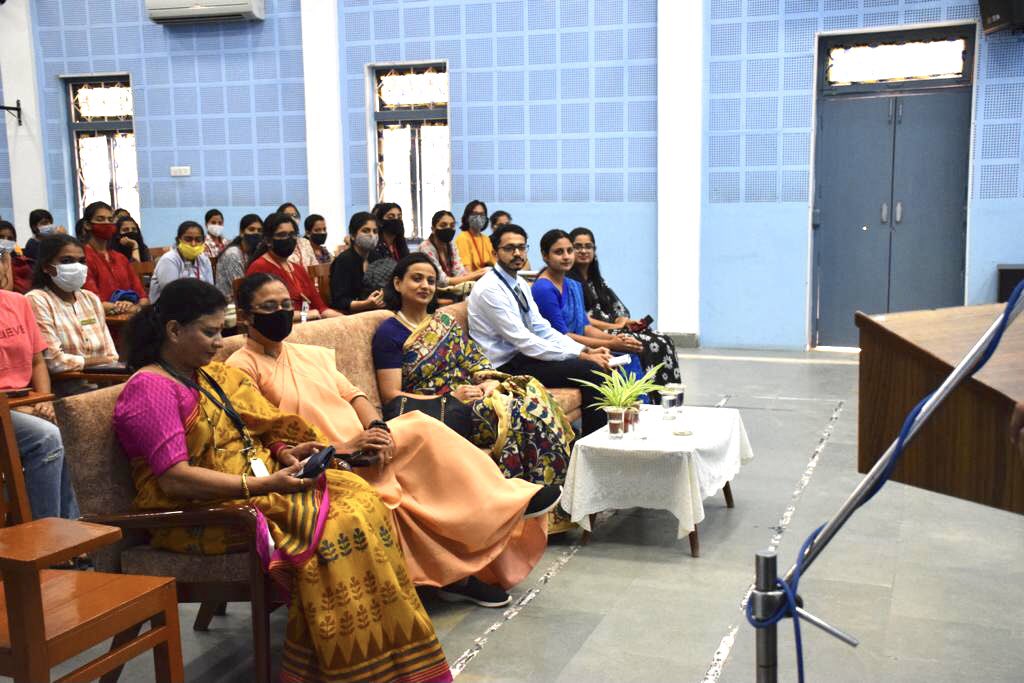 malvikaIRS's tweet photo. Joyous revisit to the Alma mater,though it isn’t the same without you my dear friends@DeeptiMeena,Swati di,Nidhi Lodha ,Poonam Phagna,Kirti Jha,Sangeeta sabnani 
Thankyou Sr.Pearl,Ma’am Jyoti Chandel and Lyceum for the honour#sophiadiaries https://t.co/LdiE7JiDk1