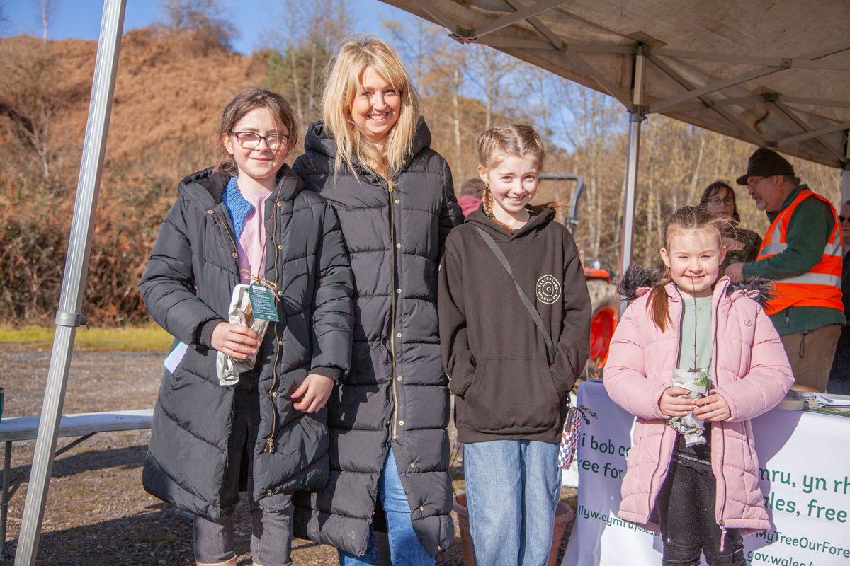 WGClimateChange's tweet photo. Make the most of the sunshine and call by one of our five @CoedCadw hubs to collect your free tree as part of #MyTreeOurForest give-away
Find out more information about opening times of our hubs this week here 👇
https://t.co/cV8v9bLcpD https://t.co/KAoKWtCBrS