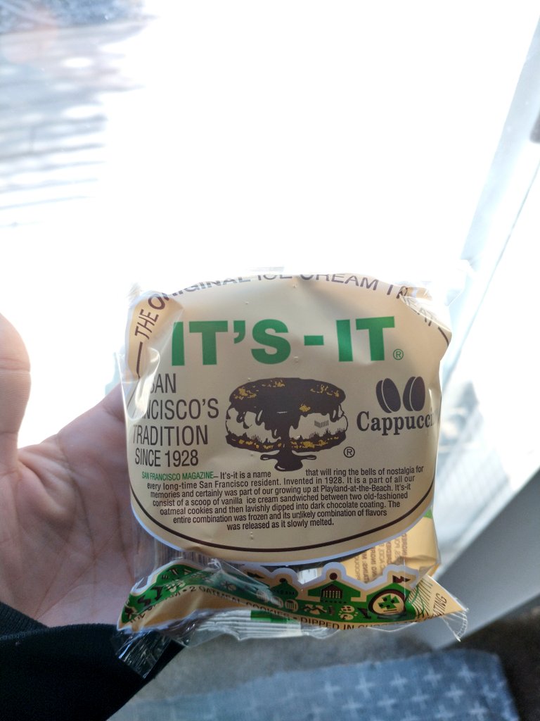 BrittanyWonder's tweet photo. My mom bought a box of #itsit when she came down to visit and forgot them...
Fucking score! 💚

Heh, sorry mom. https://t.co/uhAOdVr5FO