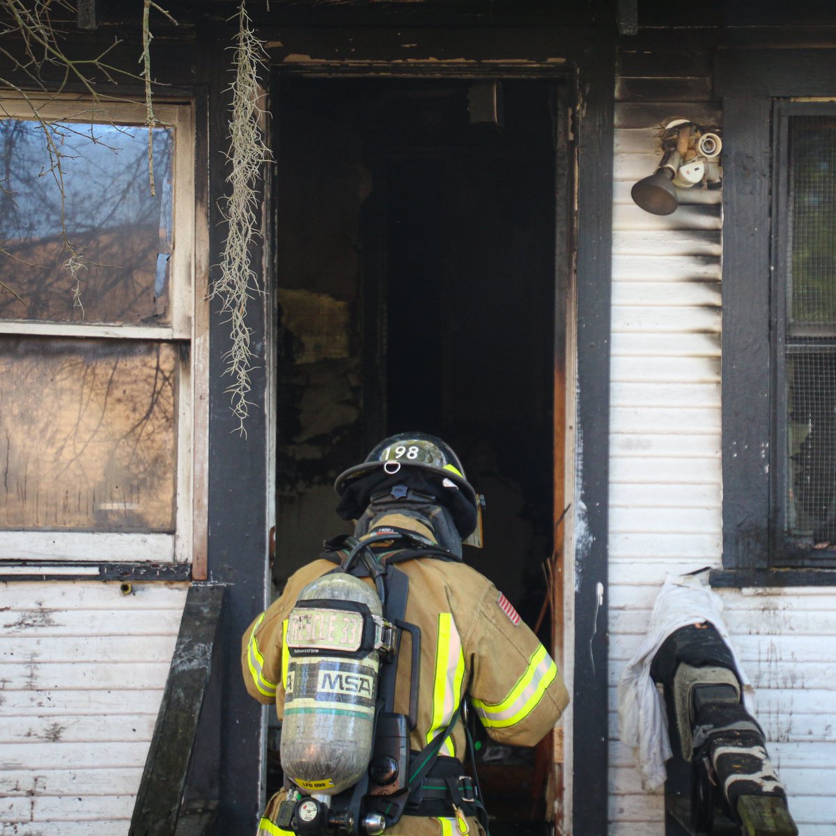 LakelandFD's tweet photo. #LFDMediaRelease | Firefighters responded to a residential structure fire at 1028 N New York Ave. Read more at https://t.co/nBBhZxK57F https://t.co/HJ6qkdopp4
