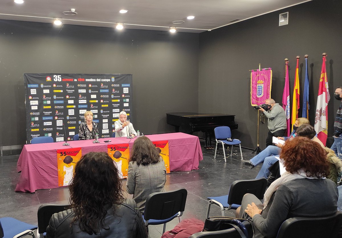 FestivalCineMed's tweet image. Nuestra 𝐀𝐜𝐭𝐫𝐢𝐳 𝐝𝐞𝐥 𝐒𝐢𝐠𝐥𝐨 𝐗𝐗𝐈 de la #35SECIME se siente feliz de estar aquí, del #Roel y de poder formar parte de nuestro Festival. Gracias @vickyluengo por compartir un ratito de ti con nuestros medios de comunicación 👏🏼🤗