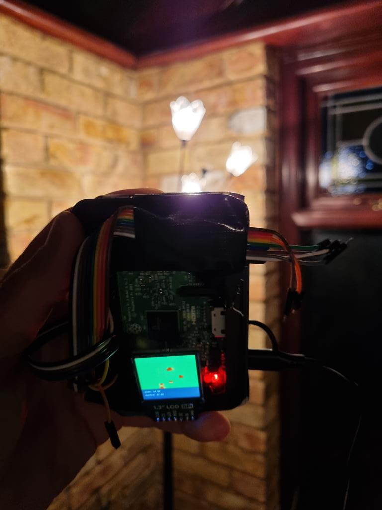 JamesBulpin's tweet photo. This #InternationalPiDay I'm making a tool to look for thermal inefficiencies in my house. MLX90640 thermal camera + 1.3" 240x240px LCD + #RaspberryPi 3B #RaspberryPiDay #piday2022 #PiDay https://t.co/KrMRQhTmdG