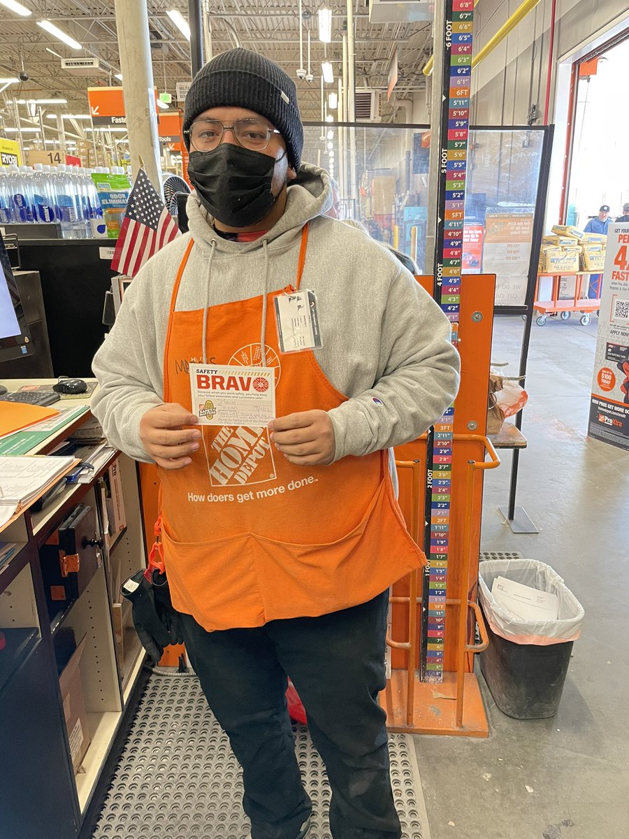 Shout out to Marcos for partnering with fellow associate in a team lift to help load a pro customer! Thank you for working safely. @Fuerstenberg15  <a href="/DianaSundermann/">Diana Sundermann</a> <a href="/Danny_Houze/">Danny Houze</a> @OscarM_8523