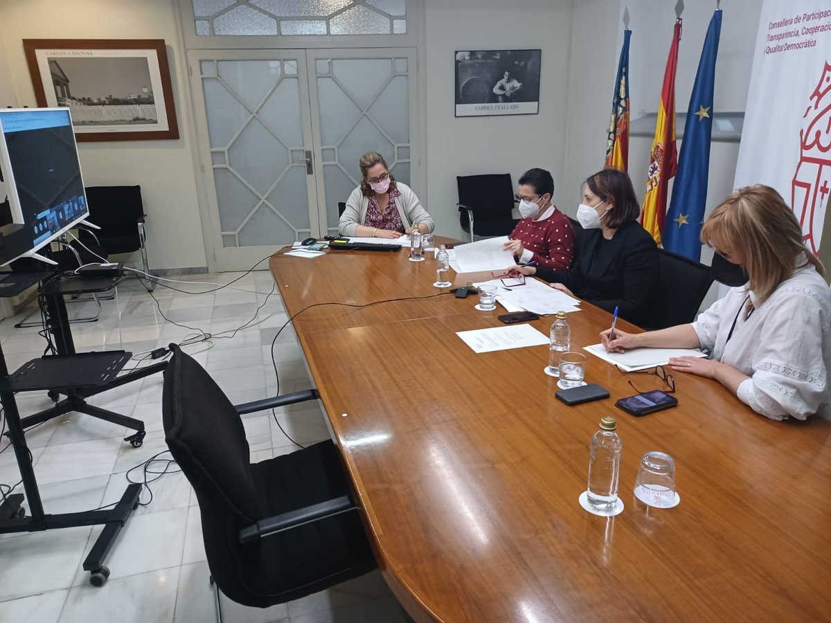 GVAcooperacio's tweet photo. 👥@RosaPerezGarijo, juntament amb la SA @aserna08 i la DG @AnguloXelo, presideix la reunió telemàtica del Comité Permanent d'Acció Humanitària (CAHE) per a tractar sobre la crisi d'Ucraïna amb les #ONGDs que estan treballant sobre el terreny. https://t.co/KlxejcoRbE