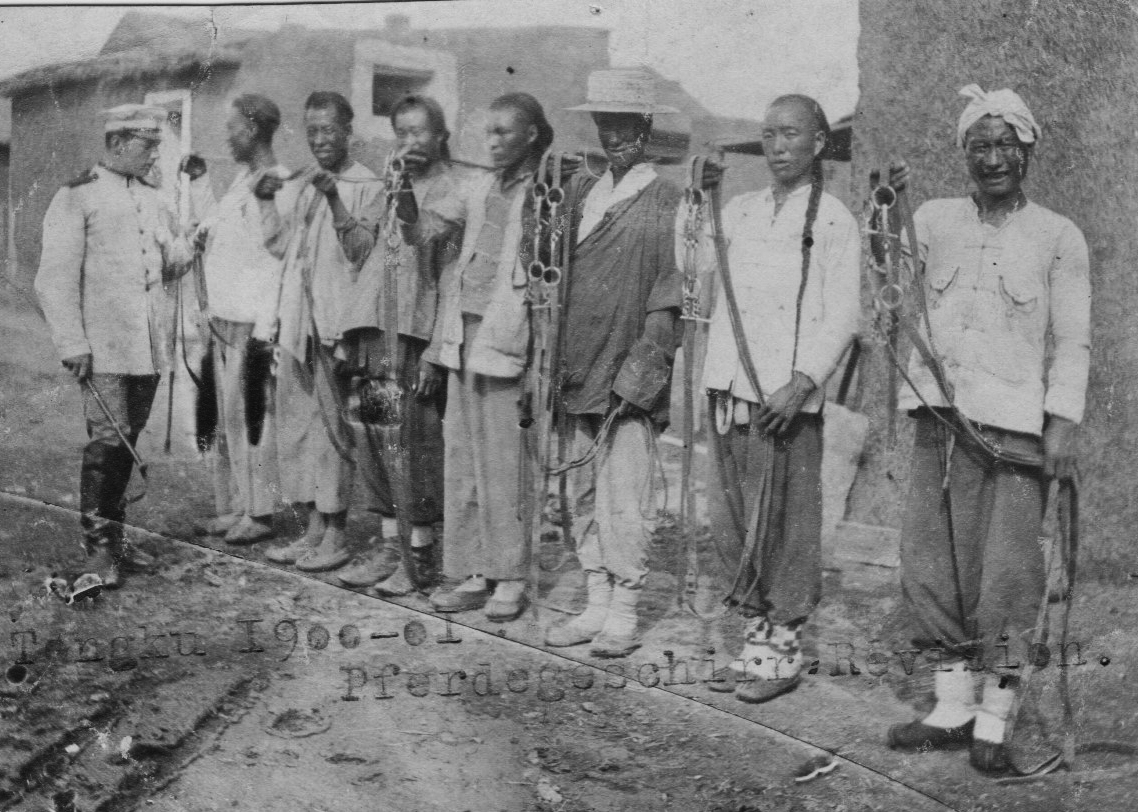 BoxerRebelProj's tweet photo. "Harness inspection": #German officer inspecting harnesses, #Tongku/#Tanggu #塘沽, #Tianjin #天津, #China #中国, 1900/01. From a collection of German military snapshots. https://t.co/Gueck1iWei