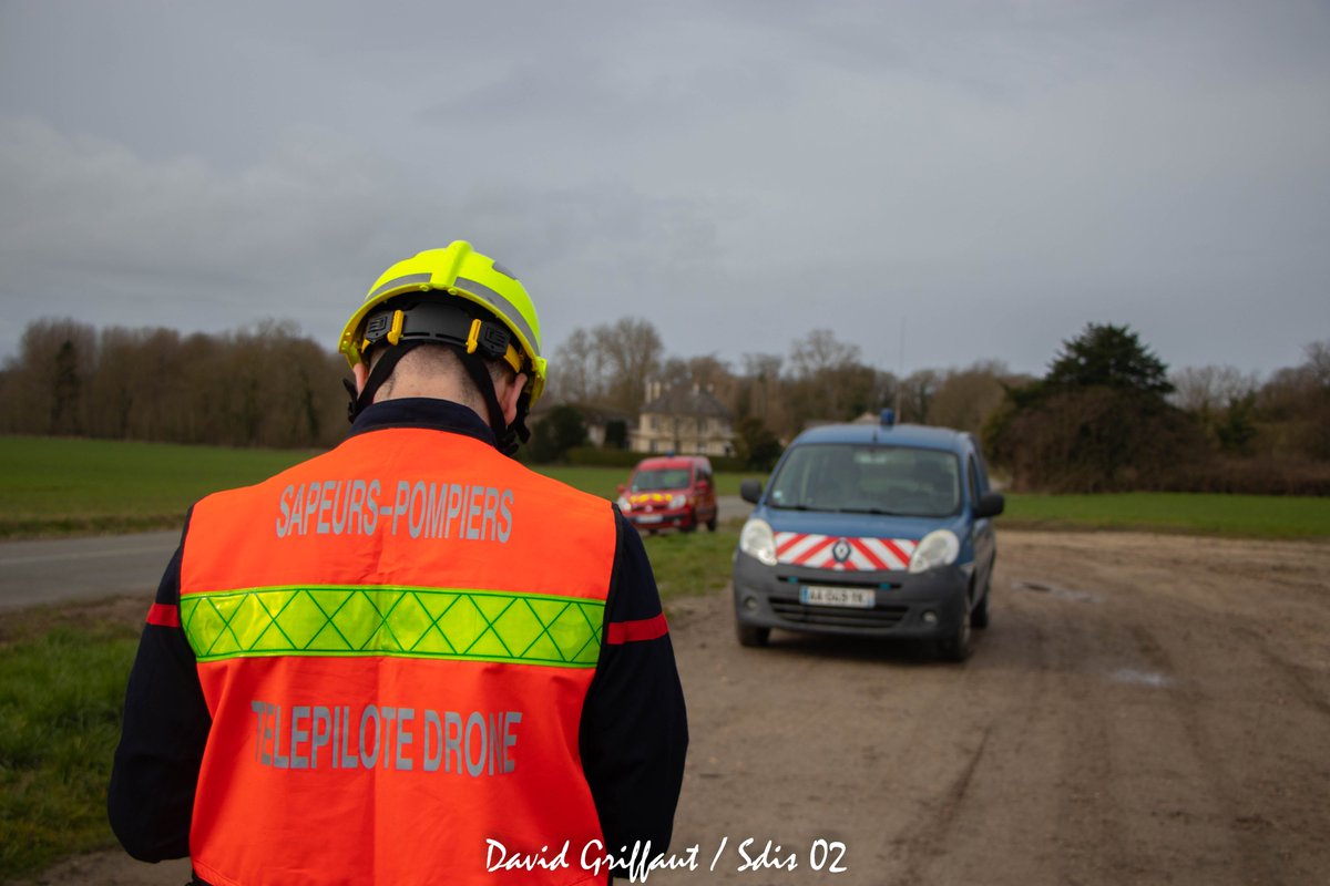 Sdis02's tweet photo. 🚨Bilan d'un samedi opérationnel intense pour #Soissons #AISNE 
1/2 Nos équipes cyno🐺et plongeurs 🤿 aux côtés de la #gendarmerie et des collègues @SDIS60 et @Sdis59
Un bel exemple de la mise en synergie des compétences interdépartementales!🤝
Pour recherche de disparu #secours https://t.co/op2wk3heid