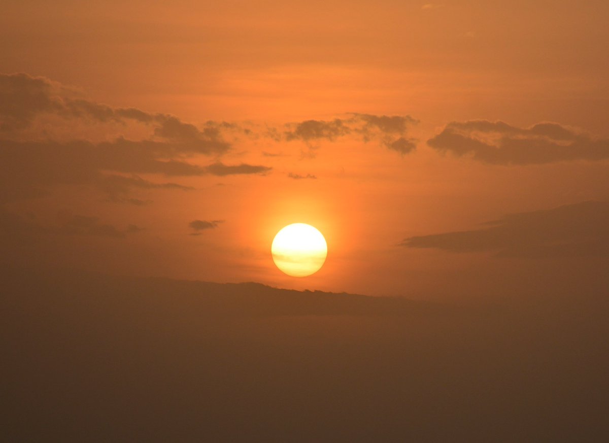 UgandaWaka's tweet photo. A sunset should never go unnoticed.Follow the sun,wherever it leads because the sky speaks in a thousand colors.

📸 @DiscoverSipi 

#Ugandawaka #ExploreUganda #TakeprideinUganda #Sunset https://t.co/GWiI2hUllc