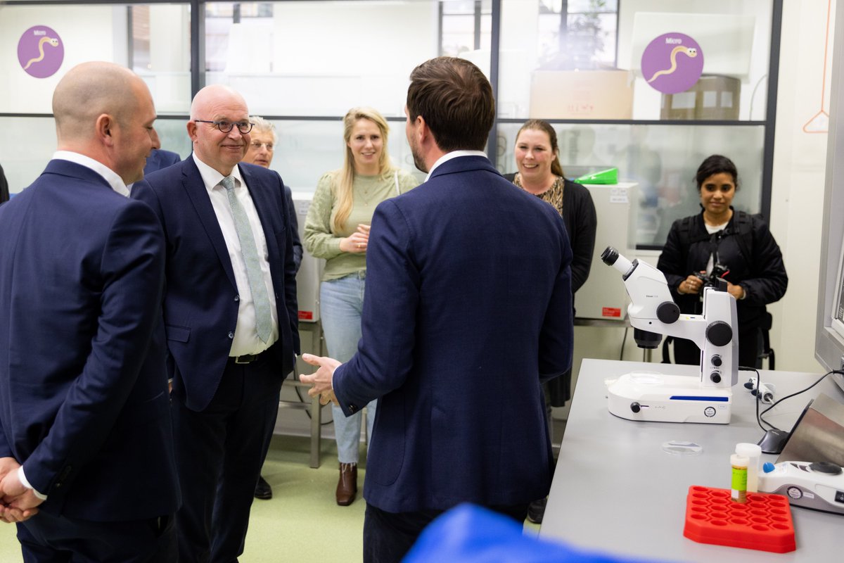 KoppertNL's tweet photo. Vandaag vertelden directieleden René Koppert en Martin Koppert minister Staghouwer @minlnv alles over  @Koppert en hoe wij in samenwerking met de natuur de land- en tuinbouw duurzamer maken #NLtuinbouw #innovatie #duurzaamheid #biologie #partnerswithnature https://t.co/WxjLIyRMMA