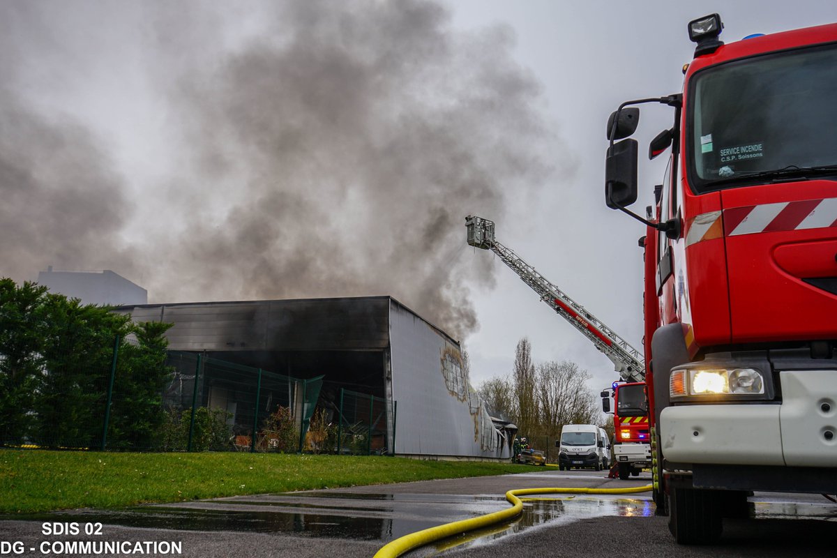 Sdis02's tweet photo. 🚨Bilan d'un samedi opérationnel intense pour #Soissons #AISNE 
2/2 En parallèle 🚒un violent #incendie d'industrie 🔥 se déclenche à #Crouy, sur un bâtiment d'une superficie de 730 m2 🏭
👩‍🚒👨‍🚒Feu maîtrisé, bâtiment sécurisé après une forte mobilisation de longue durée https://t.co/kZb3nHrn1K