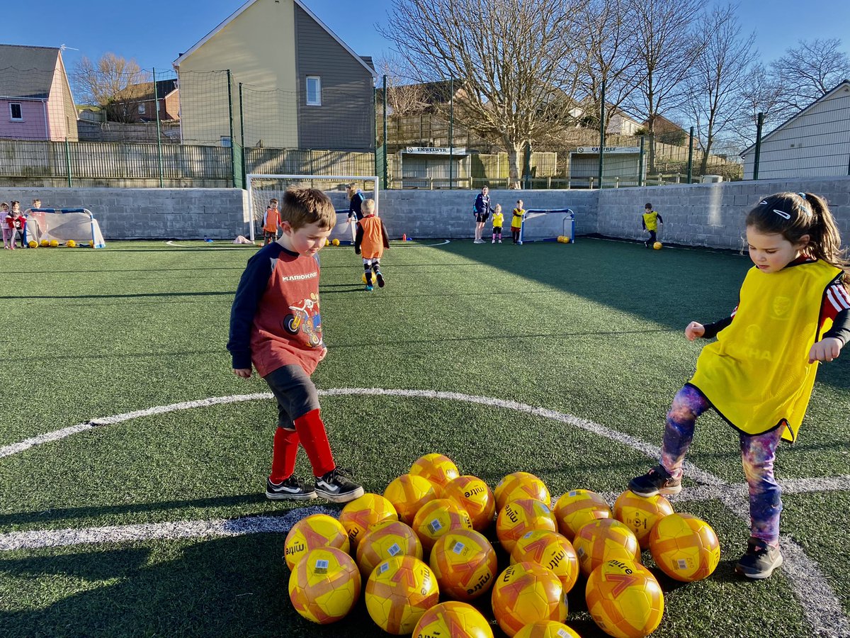 BmoCoaching's tweet photo. Itβs been a busy weekend at BMO Coaching! Hereβs a few snaps from our 3 programmes / 6 sessions πΈ
@BowStreetFC
#bmobears #121coaching #risingstarz #football #multisport #opportunities https://t.co/4wafaQIzTb