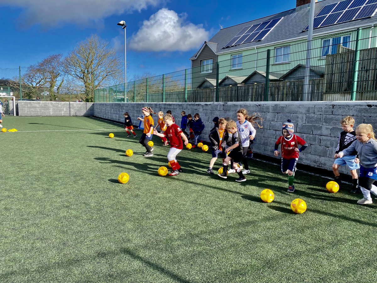 BmoCoaching's tweet photo. Itβs been a busy weekend at BMO Coaching! Hereβs a few snaps from our 3 programmes / 6 sessions πΈ
@BowStreetFC
#bmobears #121coaching #risingstarz #football #multisport #opportunities https://t.co/4wafaQIzTb