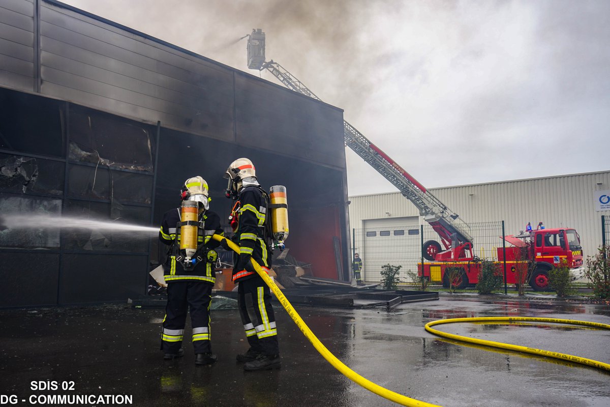 Sdis02's tweet photo. 🚨Bilan d'un samedi opérationnel intense pour #Soissons #AISNE 
2/2 En parallèle 🚒un violent #incendie d'industrie 🔥 se déclenche à #Crouy, sur un bâtiment d'une superficie de 730 m2 🏭
👩‍🚒👨‍🚒Feu maîtrisé, bâtiment sécurisé après une forte mobilisation de longue durée https://t.co/kZb3nHrn1K