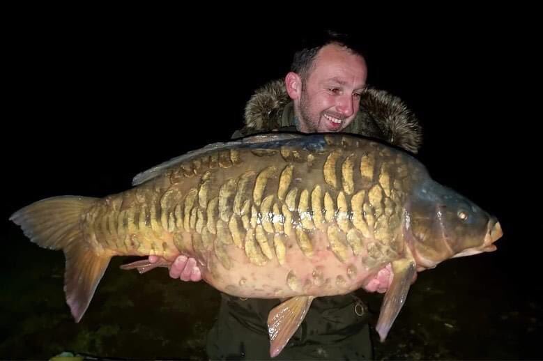 CarbonBaits's tweet photo. 💥PB vibes💥

After arriving at the lake &amp; jumping on the back of a cold south easterly Simon managed to land a 29.2

After keeping his eyes peeled he located a few carp so moved &amp; kept the bait going in landing 7 carp of 23lb 29.12 33.14 34.4 36.12 39.2 and a new PB 39.4 😎 https://t.co/xQLZuIbUKW