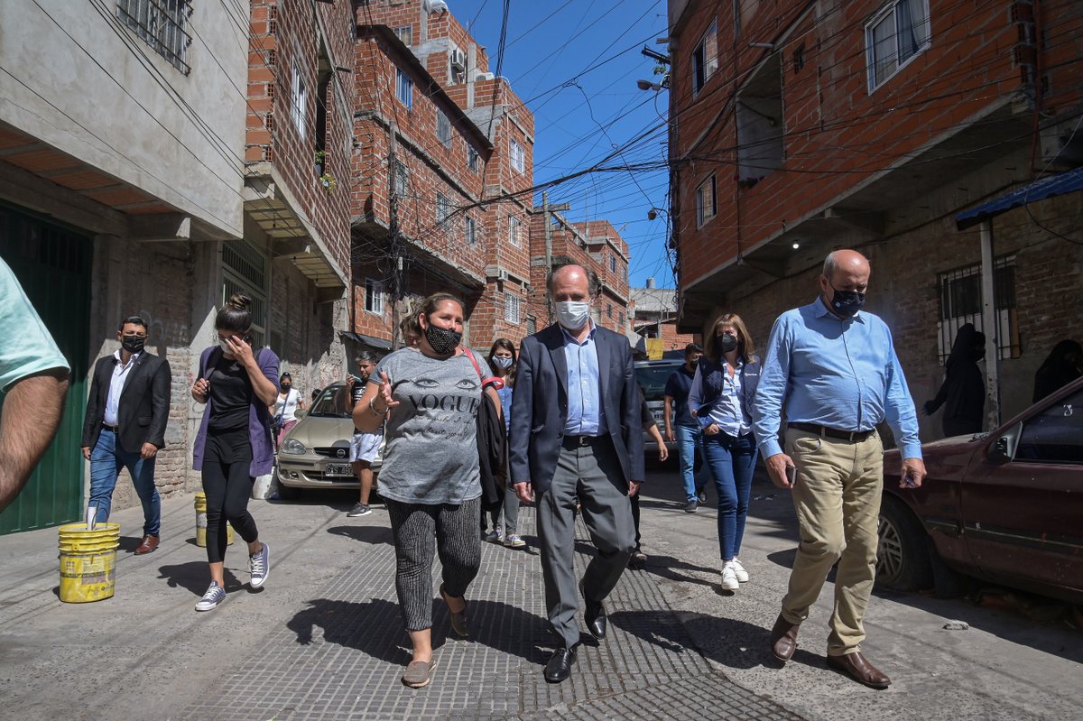 prensabna's tweet photo. El presidente del Banco Nación, Eduardo Hecker, acordó con la Asociación Mutual "La Misma Barca", del Barrio Padre Ricciardelli (ex 1-11-14), beneficios para los comercios de alimentos de la zona para ampliar la inclusión y educación financiera. 👉 https://t.co/tgTvYxQuqD https://t.co/yE6eR1PAHR