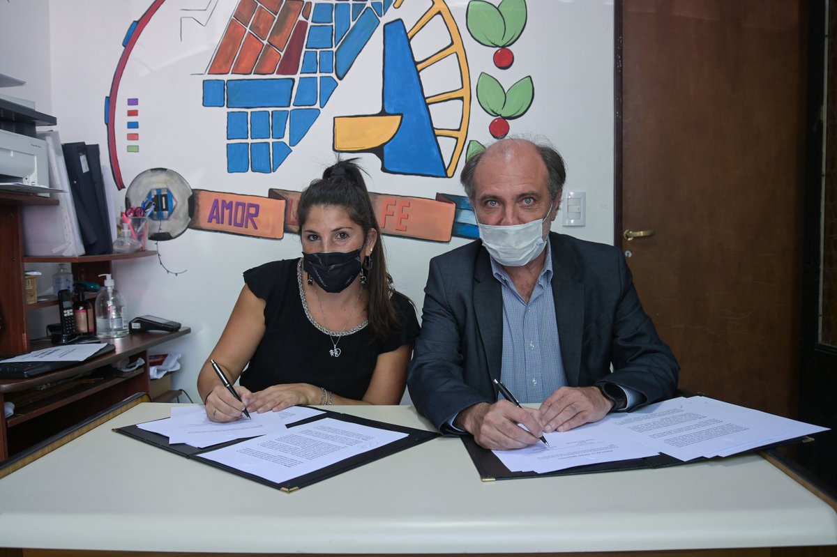 prensabna's tweet photo. El presidente del Banco Nación, Eduardo Hecker, acordó con la Asociación Mutual "La Misma Barca", del Barrio Padre Ricciardelli (ex 1-11-14), beneficios para los comercios de alimentos de la zona para ampliar la inclusión y educación financiera. 👉 https://t.co/tgTvYxQuqD https://t.co/yE6eR1PAHR