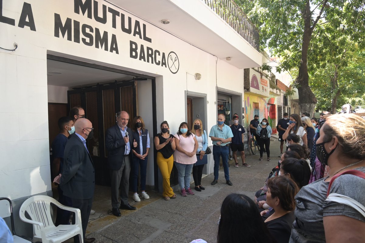 prensabna's tweet photo. El presidente del Banco Nación, Eduardo Hecker, acordó con la Asociación Mutual "La Misma Barca", del Barrio Padre Ricciardelli (ex 1-11-14), beneficios para los comercios de alimentos de la zona para ampliar la inclusión y educación financiera. 👉 https://t.co/tgTvYxQuqD https://t.co/yE6eR1PAHR