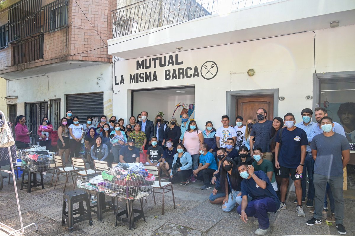 prensabna's tweet photo. El presidente del Banco Nación, Eduardo Hecker, acordó con la Asociación Mutual "La Misma Barca", del Barrio Padre Ricciardelli (ex 1-11-14), beneficios para los comercios de alimentos de la zona para ampliar la inclusión y educación financiera. 👉 https://t.co/tgTvYxQuqD https://t.co/yE6eR1PAHR