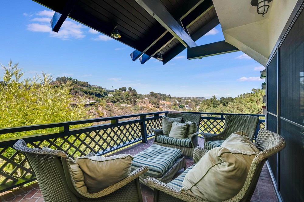 e_architect's tweet photo. Brooke Shields originally purchased the chalet-style residence in the Pacific Palisades, LA, 25 years ago for $3.3 million. She has now sold it for $7.4 Million
https://t.co/Dc3unQxtEM
#BrookeShields #PacificPalisades #LAHome #LALuxury #LA https://t.co/teVkzwjJcg
