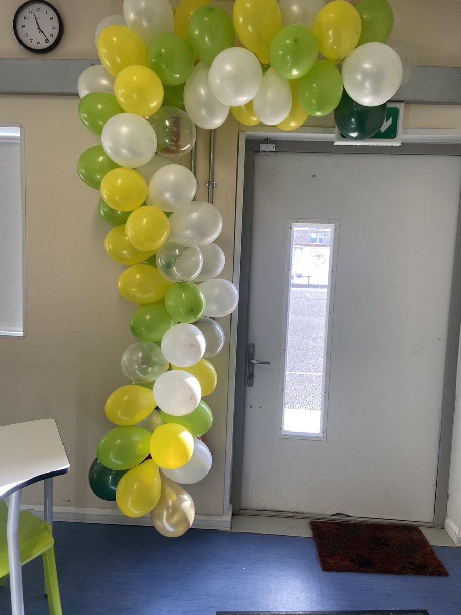 muinteoirduffy's tweet photo. Seachtain na Gaeilge faoi lán seoil i @BelmayneEtss. Bhí toraíocht taisce againn ag am lóin, agus buíochas le ball foirne iontach Lorna a chruthaigh an balloon arch álainn dúinn. Bhí na daltaí go léir ag iarraidh pictiúr leis 🙌🏻 https://t.co/ndFZJ26QlW